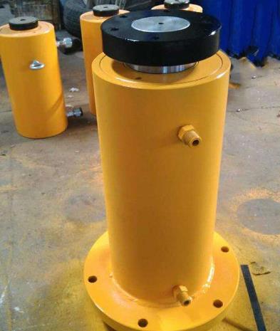 影響液壓油缸(gang)使用壽命的因素(su)