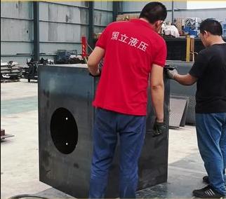 大型液(ye)壓站 國立液(yè)壓，為機械企(qi)業提供動力(lì)